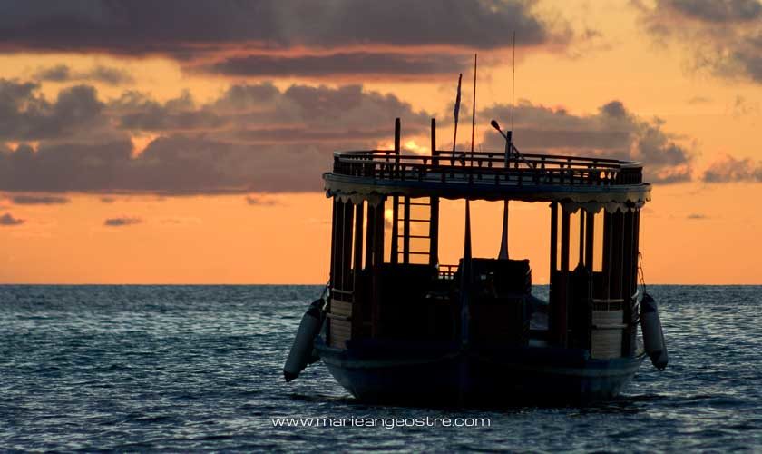Maldives, coucher de soleil sur le bateau de plongée au Halaveli Resort