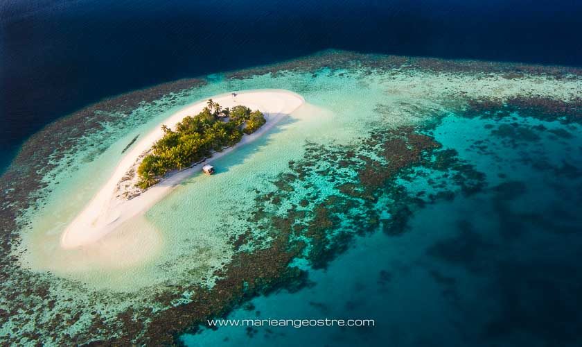 Maldives, survol d'un atoll