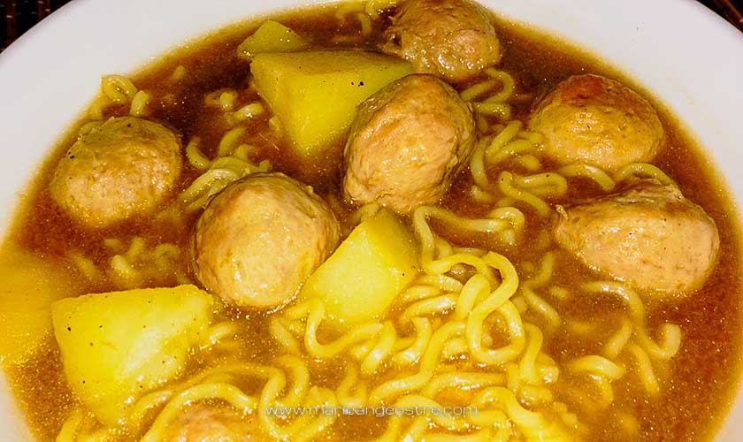 Lombok, soupe bakso avec boulettes de poulet Lombok, soupe bakso avec boulettes de poulet