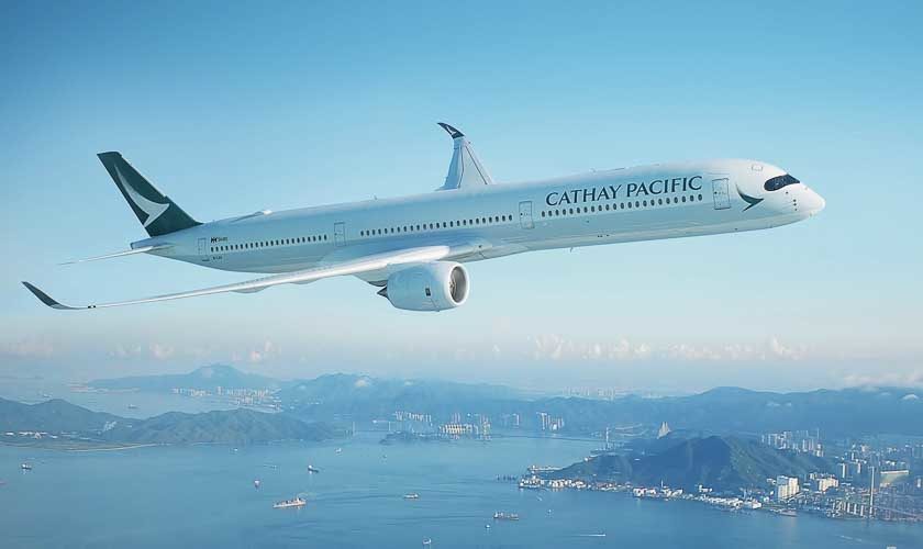 Avion Cathay Pacific au-dessus de Hong Kong