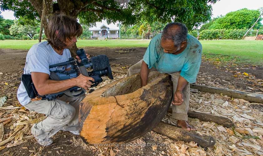 Traditions aux Tonga, fabrication d'une pirogue